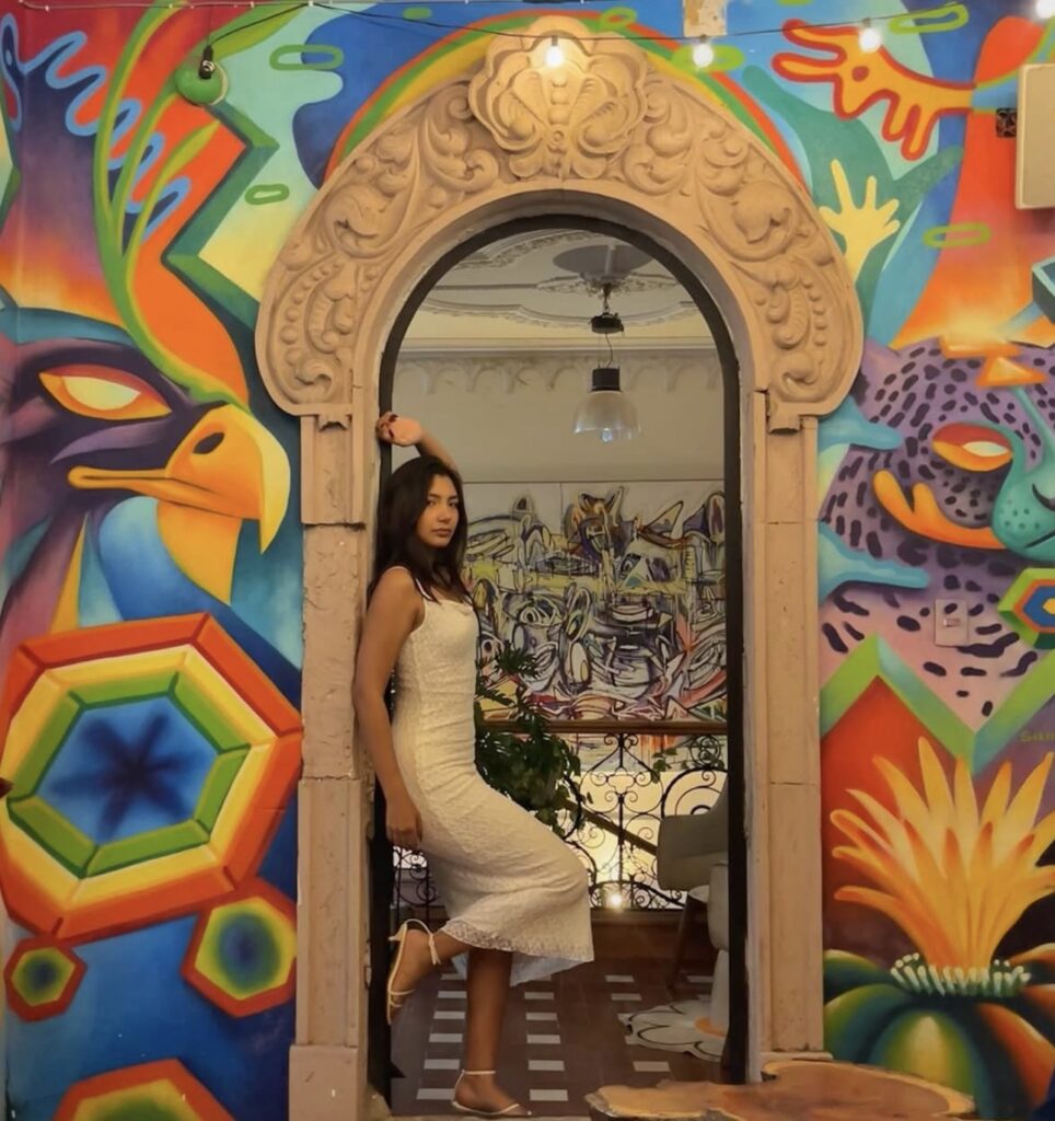 Visitante en el acceso del Museo Pacha Moma en Irapuato