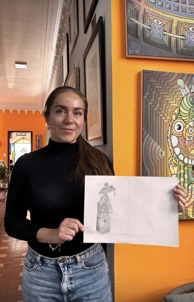 Visitante interactuando con una pieza artística creada en el Museo Pacha Moma de Irapuato