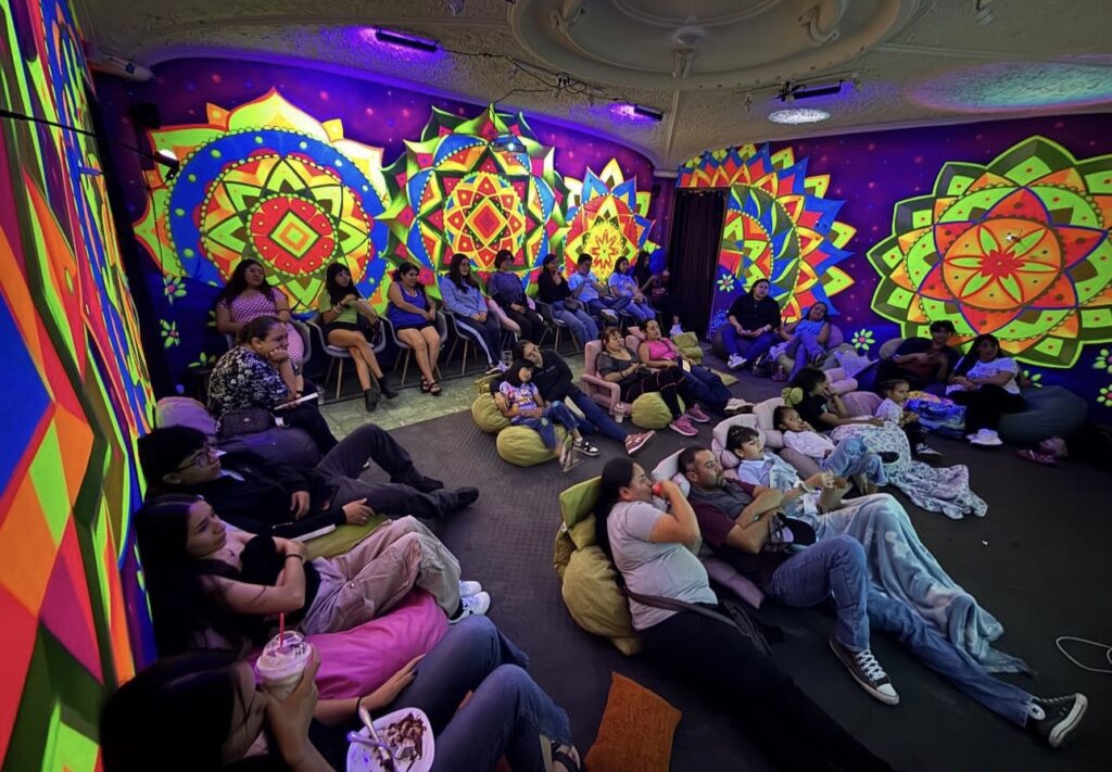 Público en la Sala UV del Museo Pacha Moma en Irapuato durante una actividad cultural