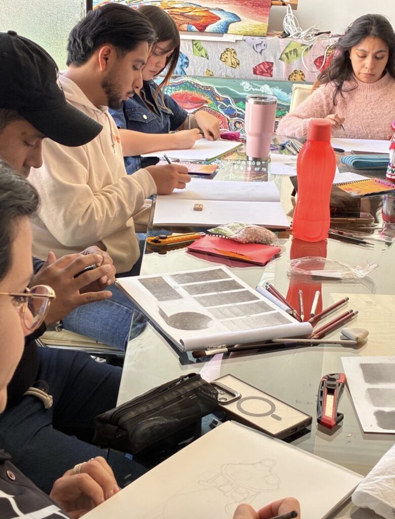 Participantes en un taller de dibujo realizado en el Museo Pacha Moma de Irapuato